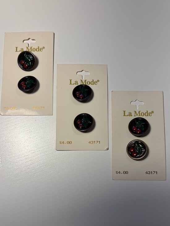 La Mode Other - La Mode Vintage Red Buttons • Made in Germany • 3/4” Cards